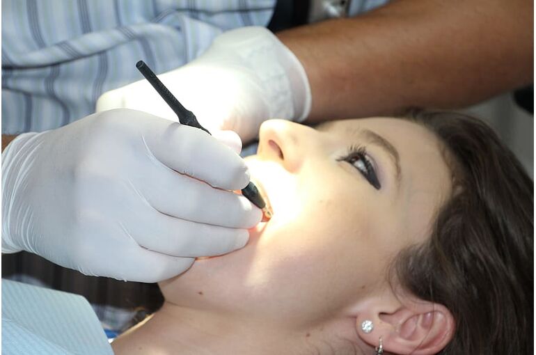 zahnreinigung-dental-repairs-treat-teeth-brushing-teeth2